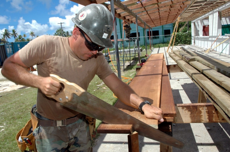 ebeniste-FAYENCE-min_worker_construction_building_carpenter_male_job_build_helmet-893290